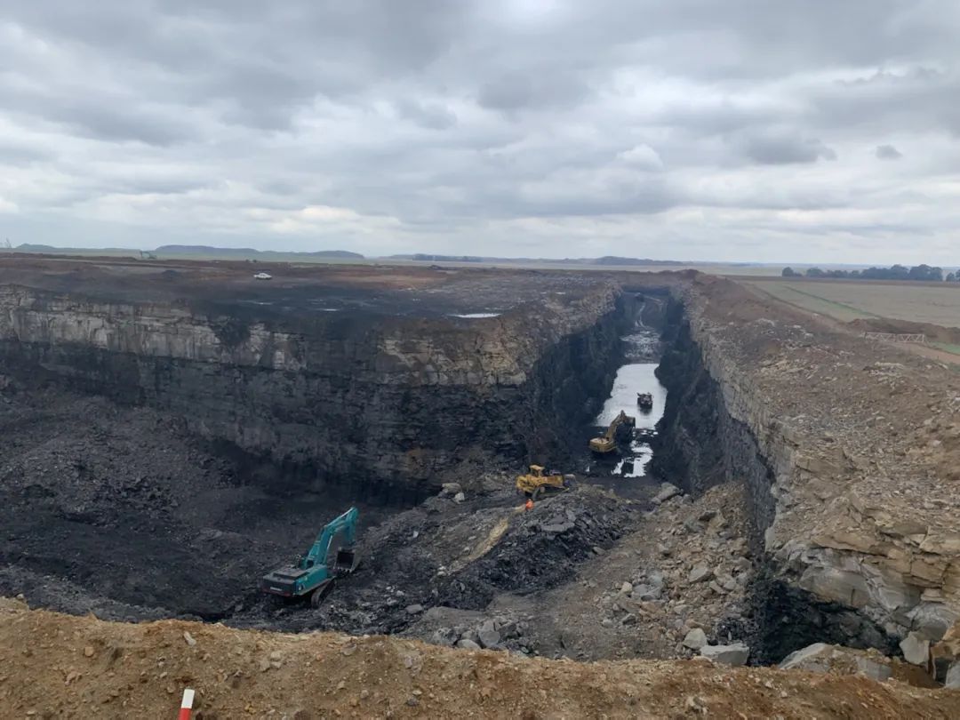 挑战矿山难题！云顶国际yd888智能95吨级矿用挖掘机乐成进入非洲市场