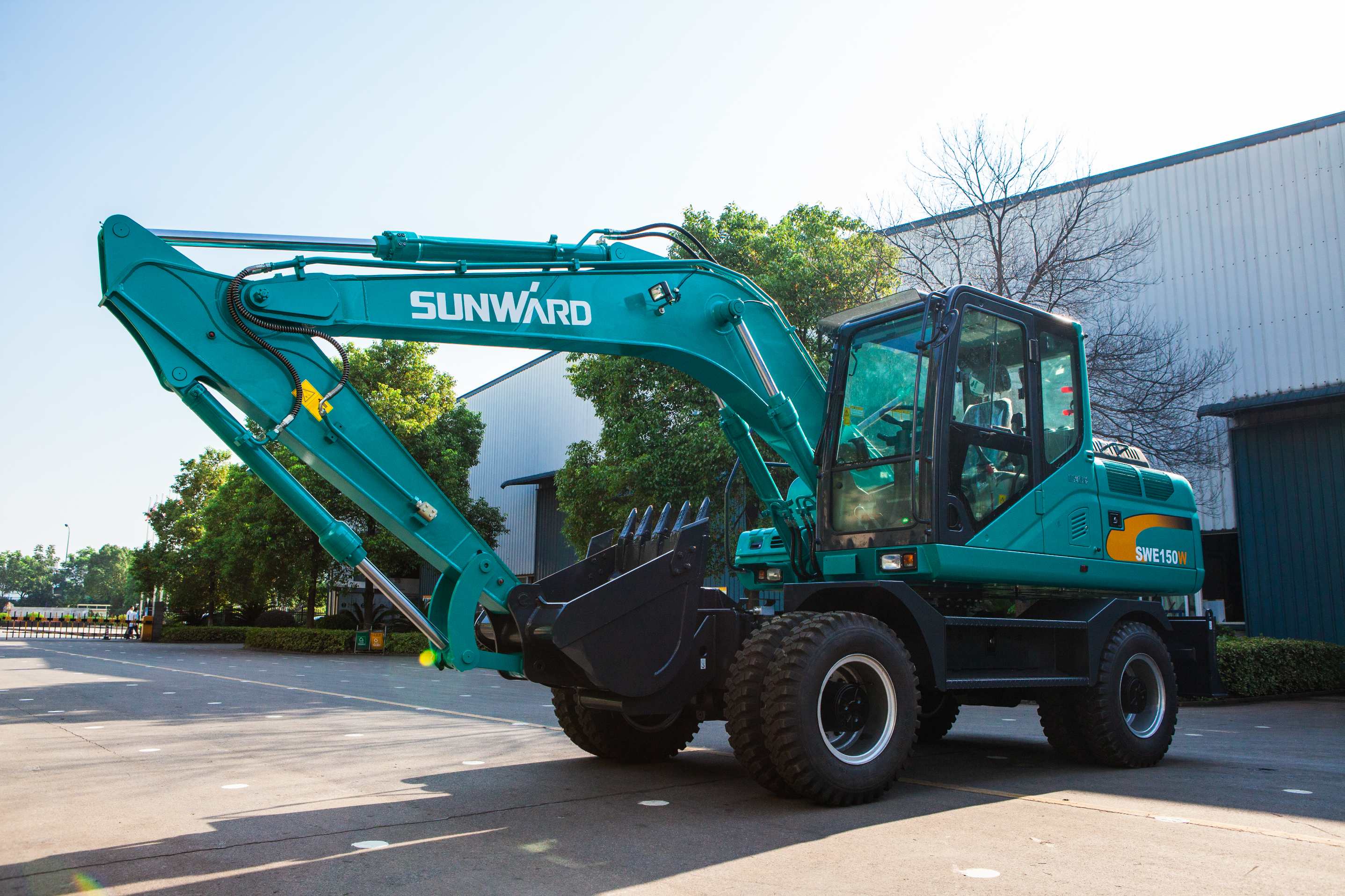 轮胎式挖掘机和履带式挖掘机，，，，，，你更看好哪个？？？？？？