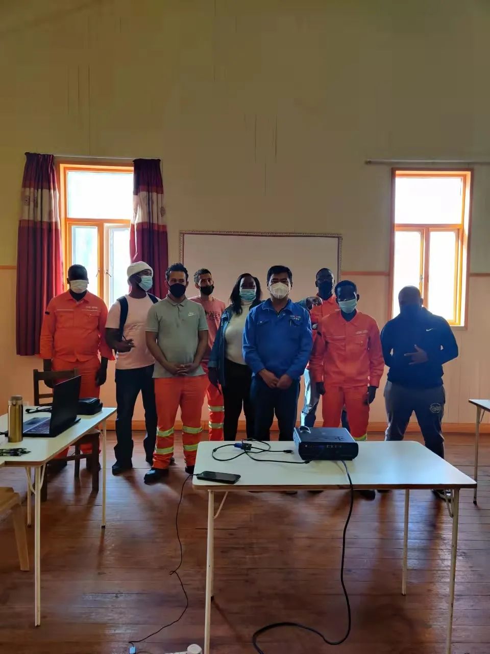 疫情当下，，，，，，，逆行非洲——云顶国际yd888智能凿岩装备团队外洋效劳纪实