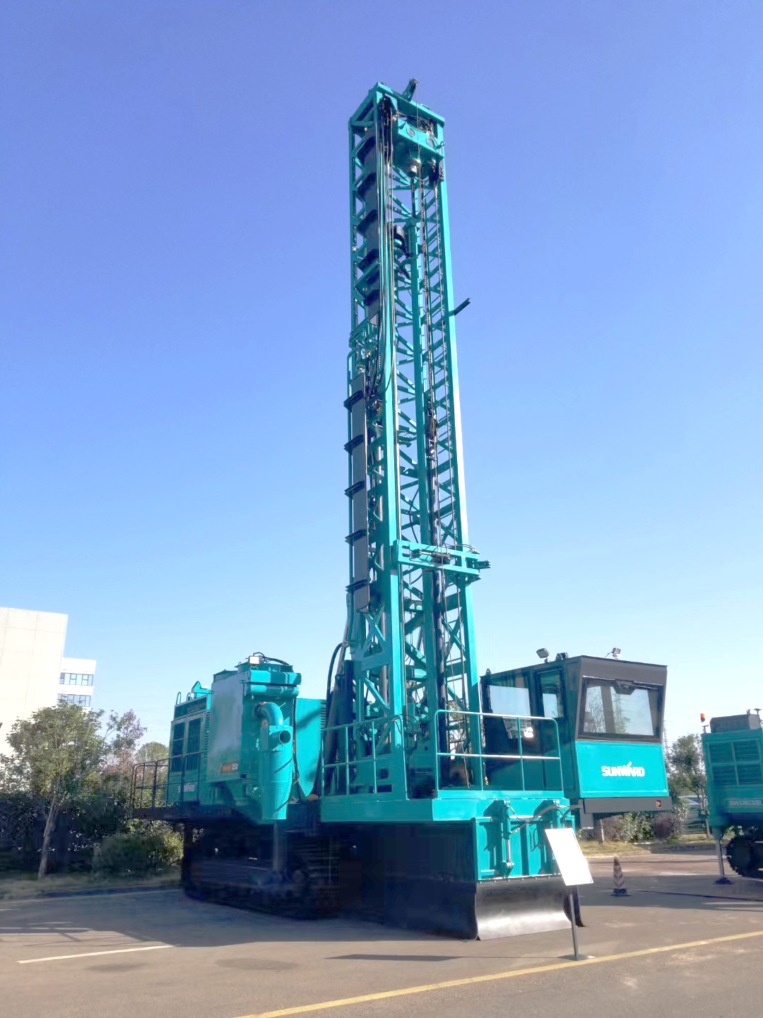 两种钻进模式+更大扭矩！云顶国际yd888智能自主研制的全液压牙轮钻机下线