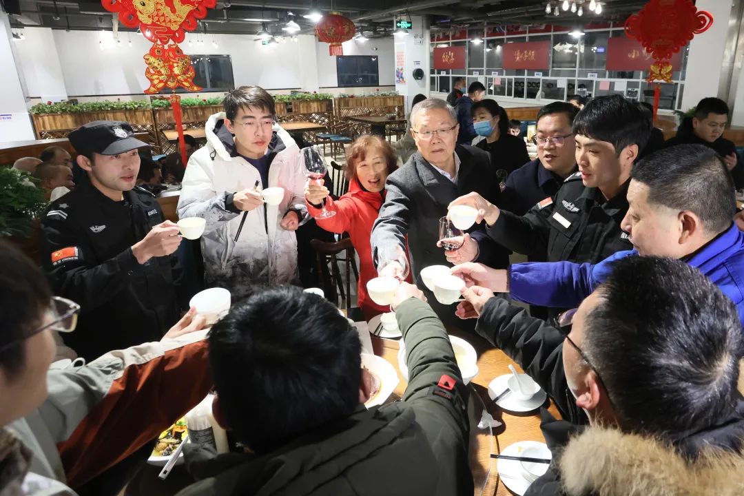 云顶国际yd888智能董事长何清华与留厂员工一起过大年！