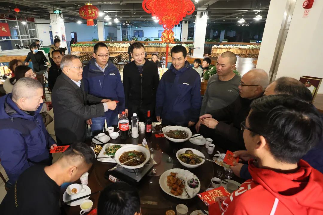 云顶国际yd888智能董事长何清华与留厂员工一起过大年！