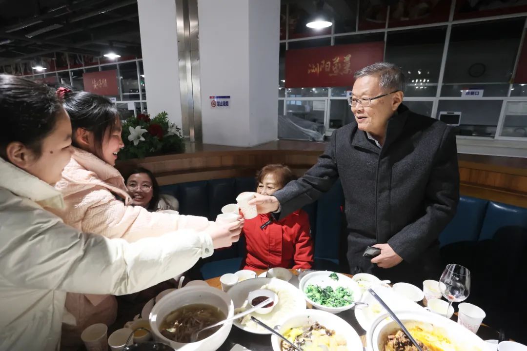 云顶国际yd888智能董事长何清华与留厂员工一起过大年！