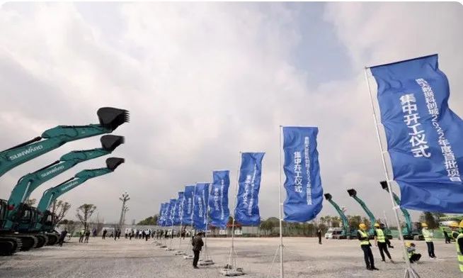 云顶国际yd888智能挖掘机亮相贵阳大数据科创城项目开工仪式