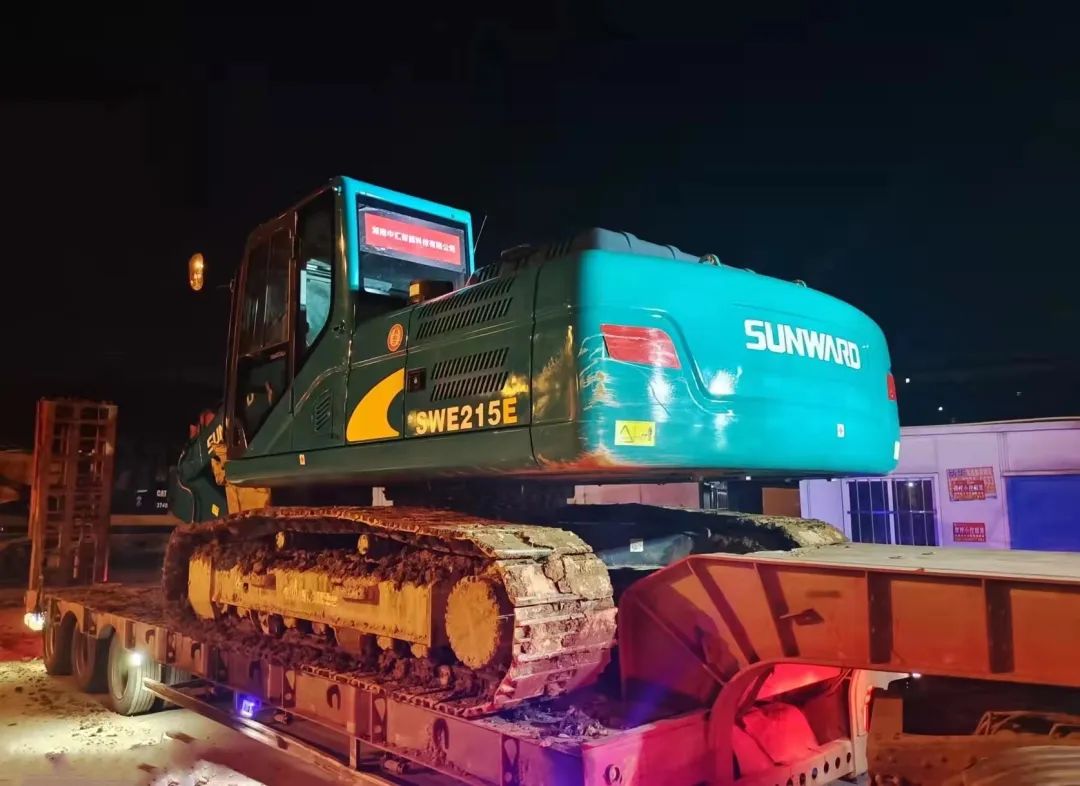 冲锋一线显继续！云顶国际yd888智能挖掘机助力长沙方舱医院建设