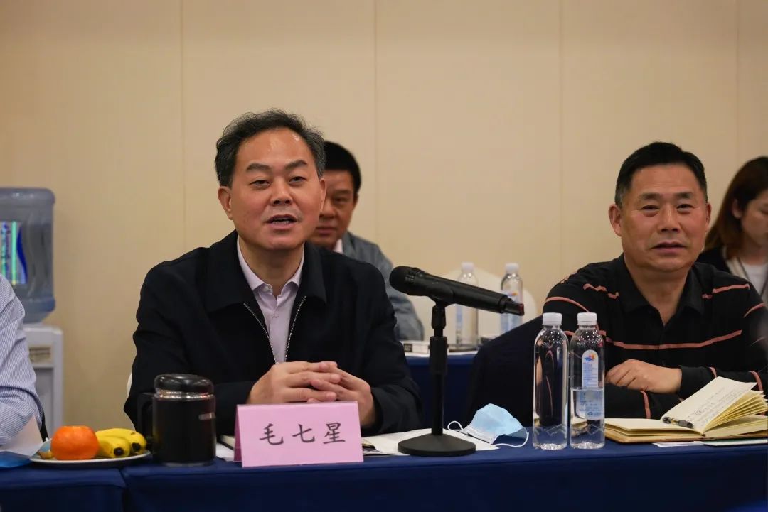 抱团出海，，，，，，携手共赢！何清华带队赴湖南异地商会联合会造访交流