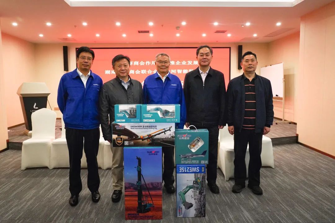 抱团出海，，，，，，携手共赢！何清华带队赴湖南异地商会联合会造访交流