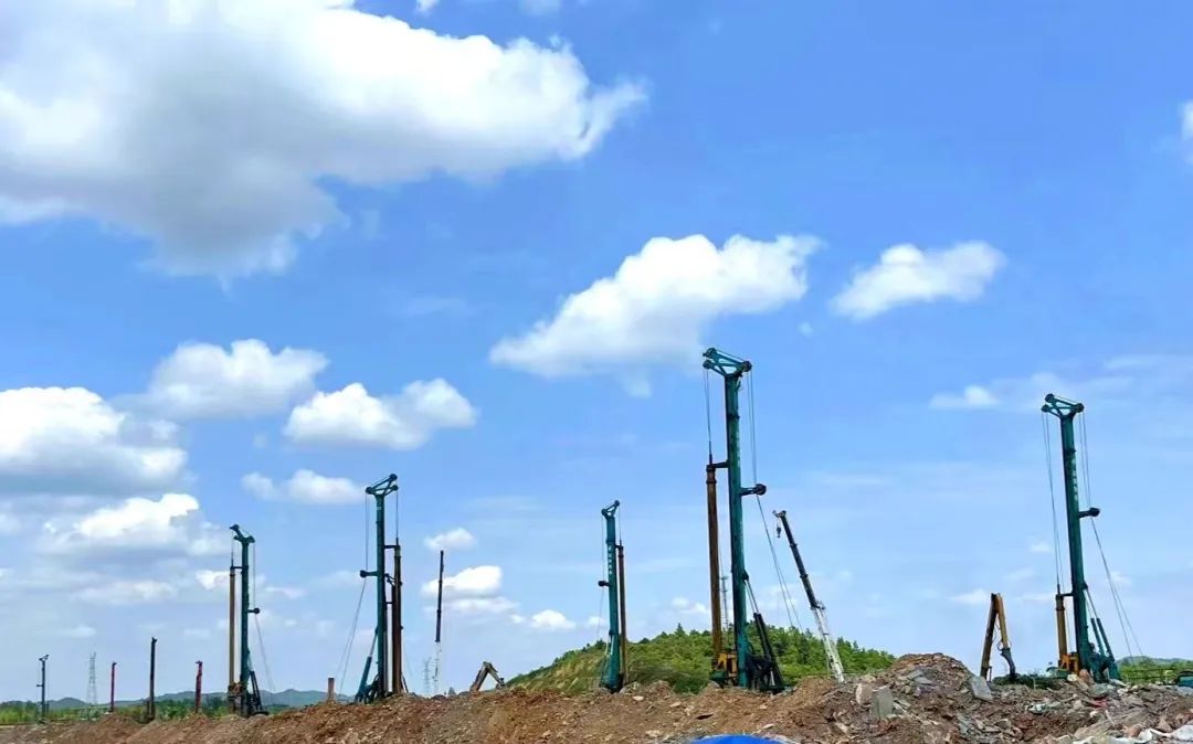 打桩“神器”再露矛头！云顶国际yd888智能旋挖钻机助力贵阳贵安新区负极质料项目加速建设