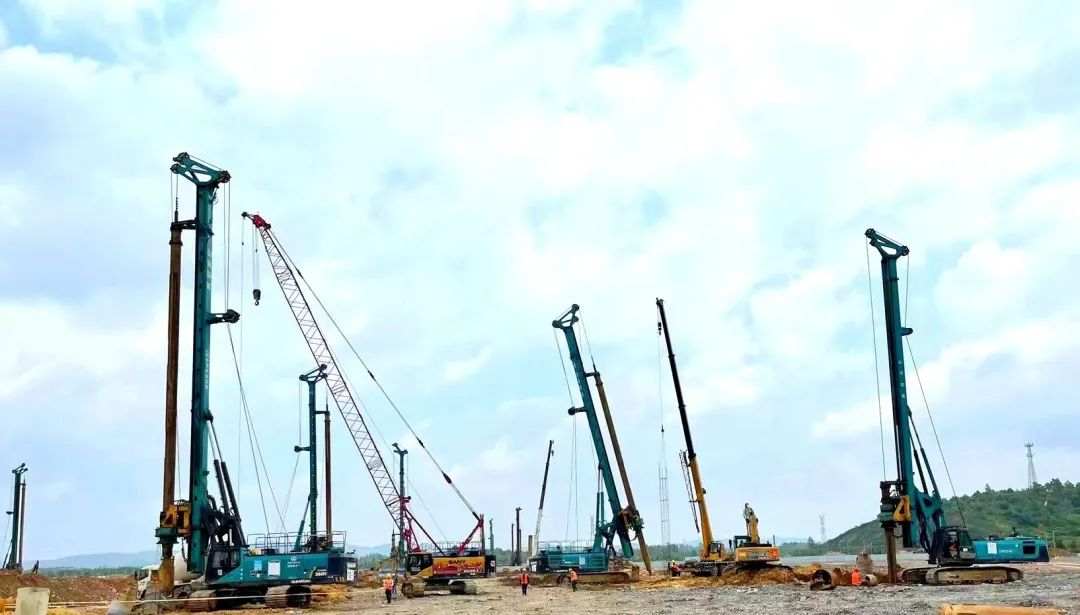 打桩“神器”再露矛头！云顶国际yd888智能旋挖钻机助力贵阳贵安新区负极质料项目加速建设