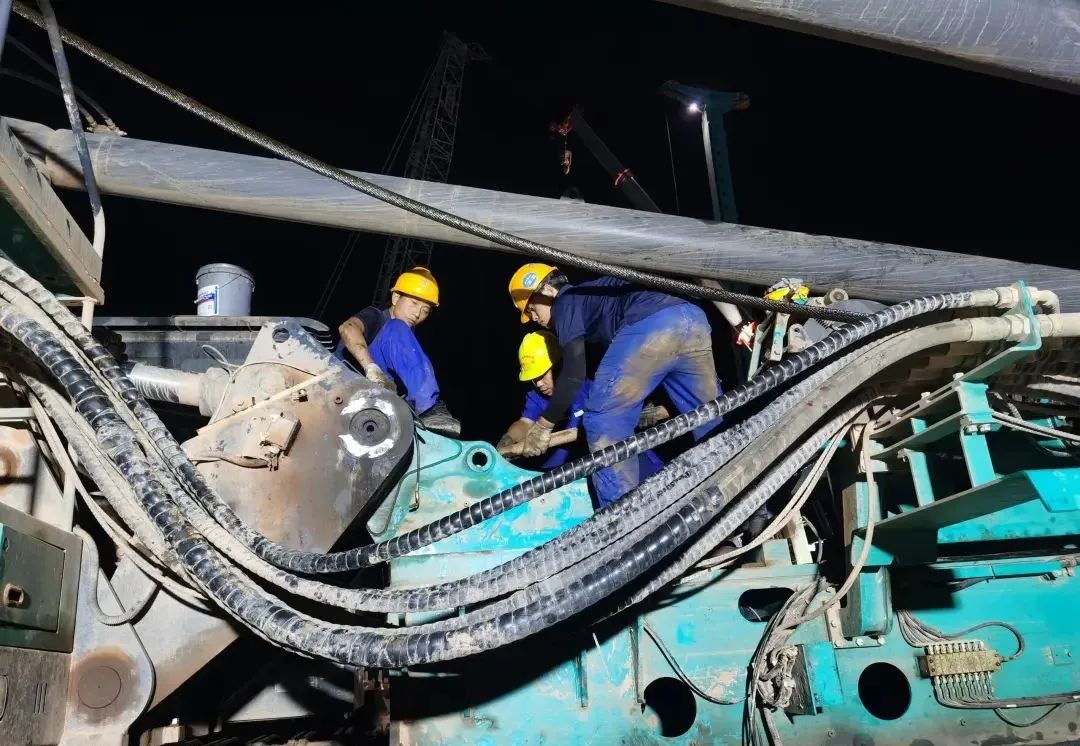 “创立施工事业！”他们和云顶国际yd888智能“超等桩备”一起助建燕矶长江大桥