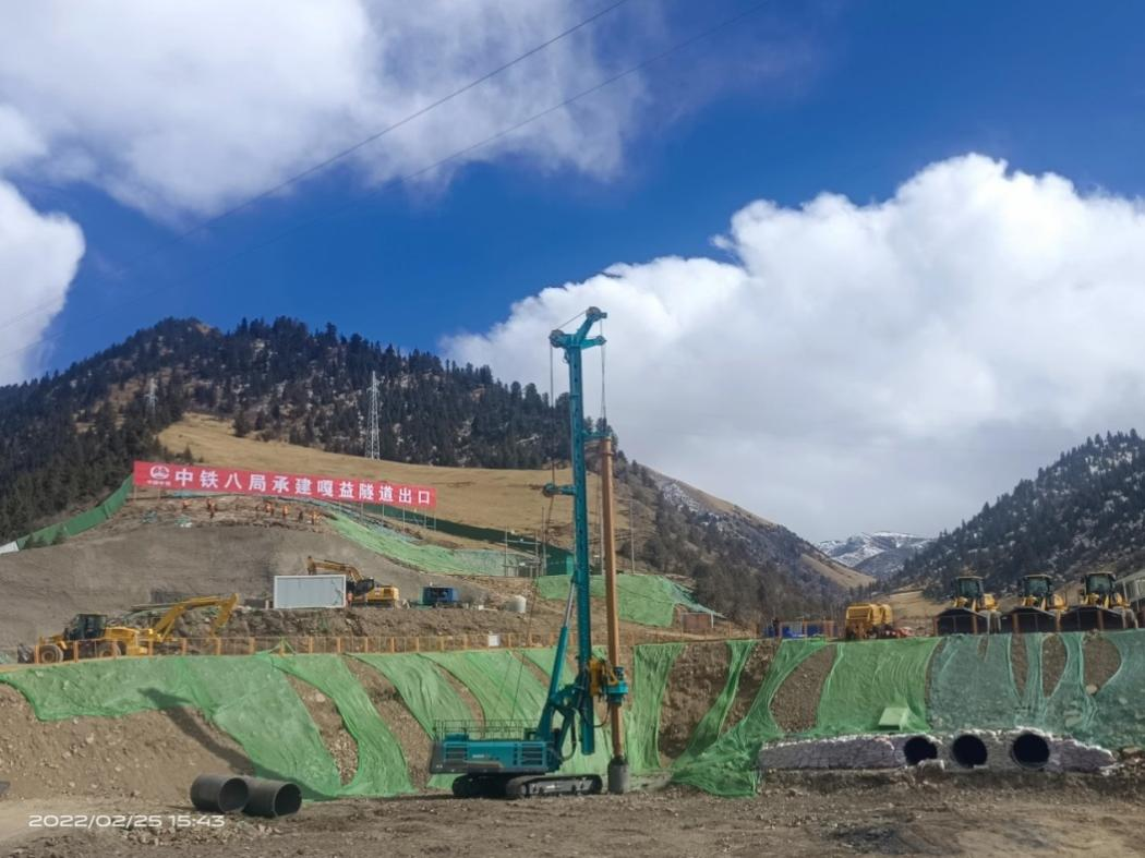 决战“天下之巅”！云顶国际yd888智能旋挖钻机实力助建川藏铁路