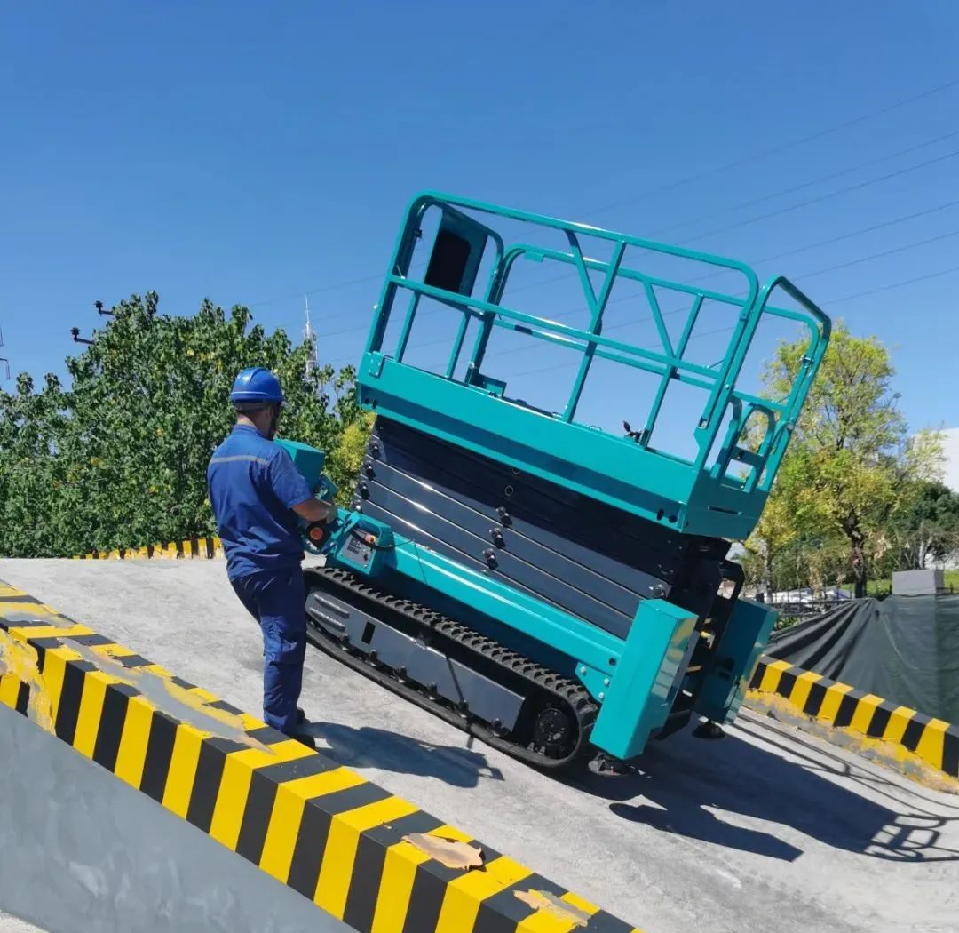 加速电动化产品结构，，，，，，，云顶国际yd888智能第一款履带剪叉式高空作业平台来了！