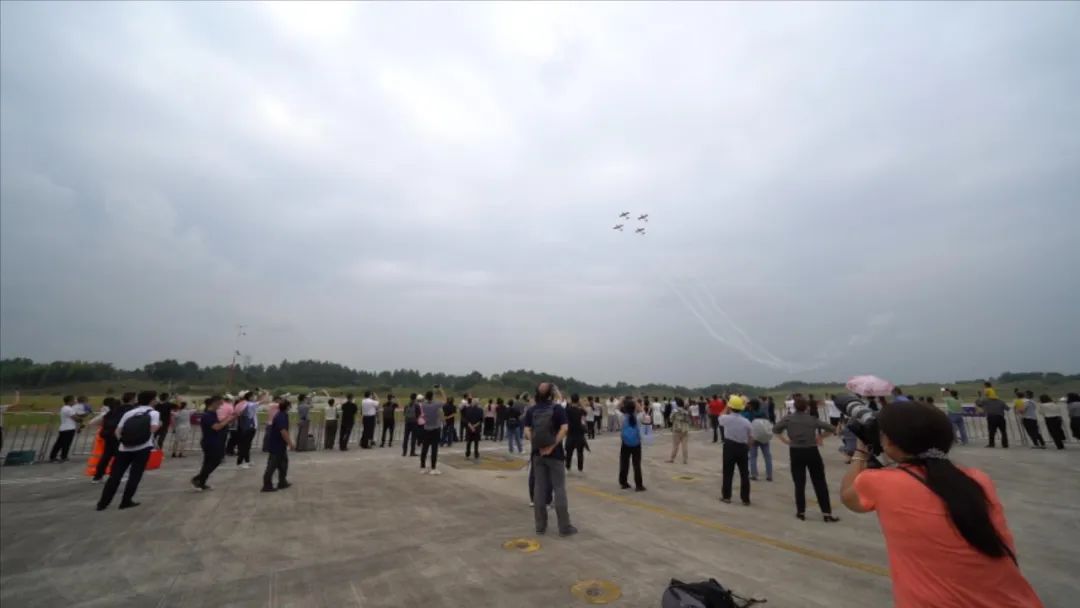 空中着花、大坡度盘旋、俯冲跃升……看云顶国际yd888航行演出队炫技2022湖南航展动态展