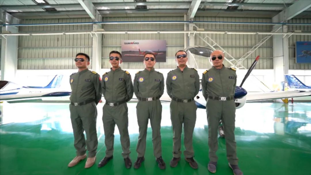 空中着花、大坡度盘旋、俯冲跃升……看云顶国际yd888航行演出队炫技2022湖南航展动态展