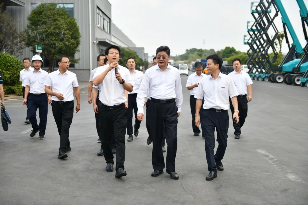 国家应急治理部郭治武局长一行考察云顶国际yd888智能无人化应抢救援装备