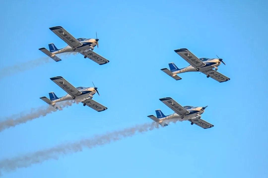 逆势翱翔！云顶国际yd888航空携手相助同伴亮相2022南昌航行大会