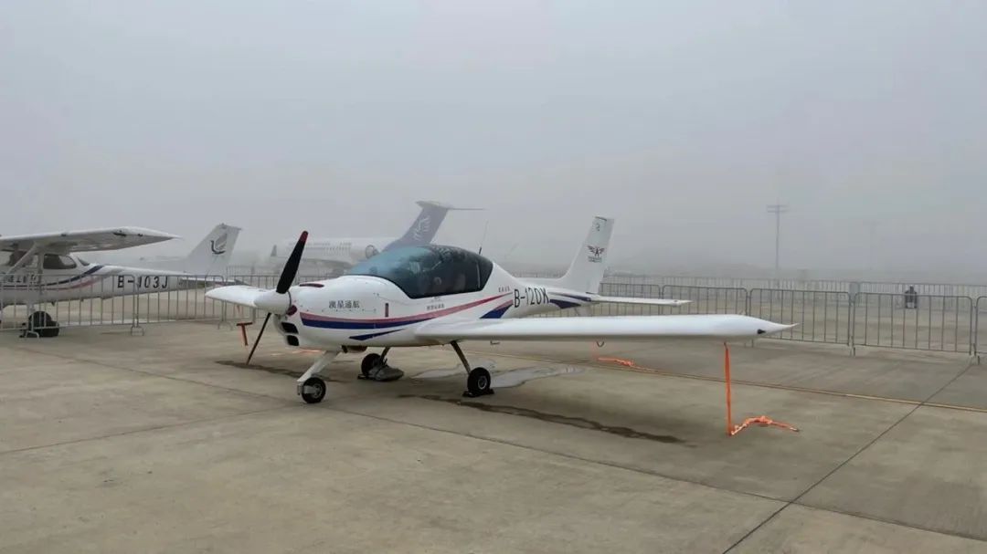 逆势翱翔！云顶国际yd888航空携手相助同伴亮相2022南昌航行大会