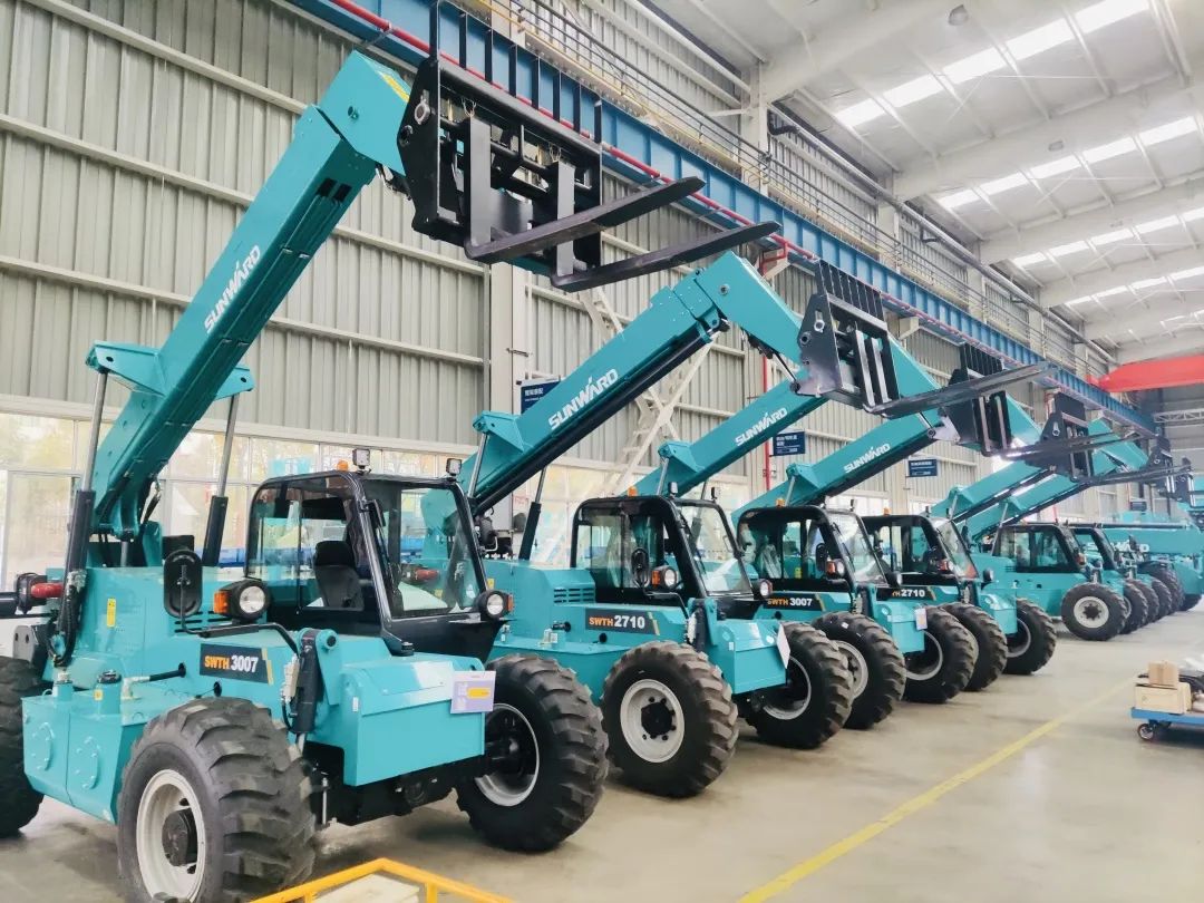 “兔飞猛进”添新品！云顶国际yd888智能两款伸缩臂叉装车同时下线