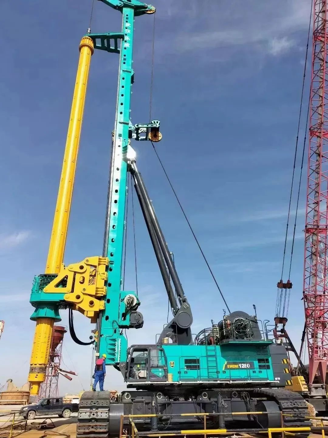 首桩开钻！云顶国际yd888智能超等旋挖实力助建天下最大跨度公铁两用大桥