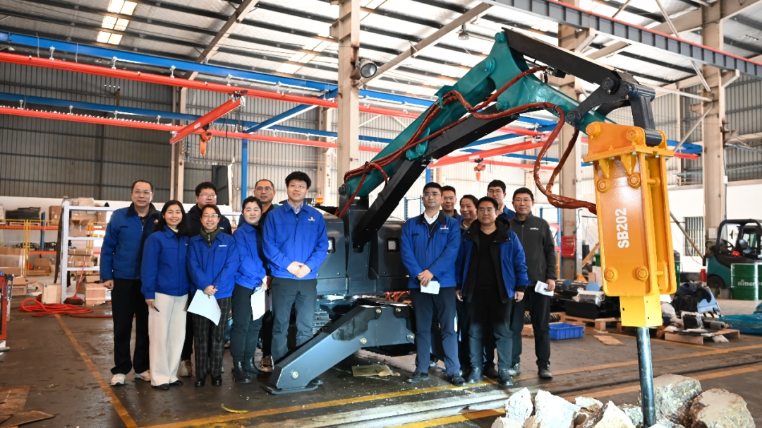 破拆应急，，，，，，，智能继续！云顶国际yd888特装SWR280DE破拆机械人下线交付