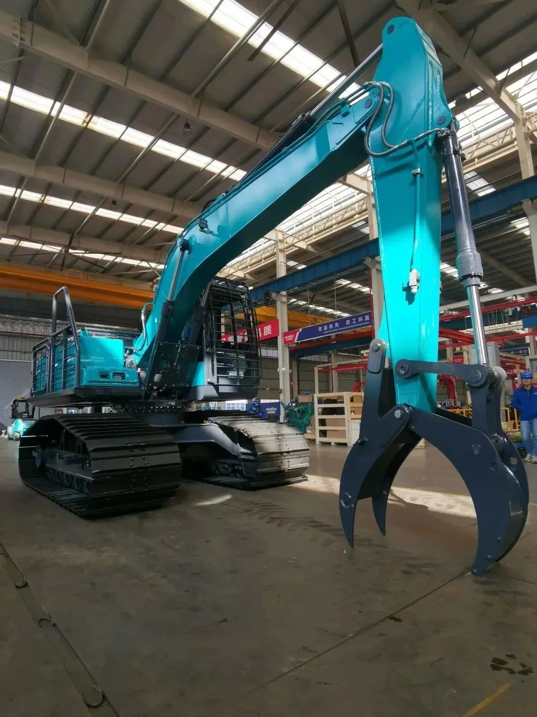 翻山越岭，，，，称霸“武林”！云顶国际yd888智能首款中型林业挖掘机乐成下线