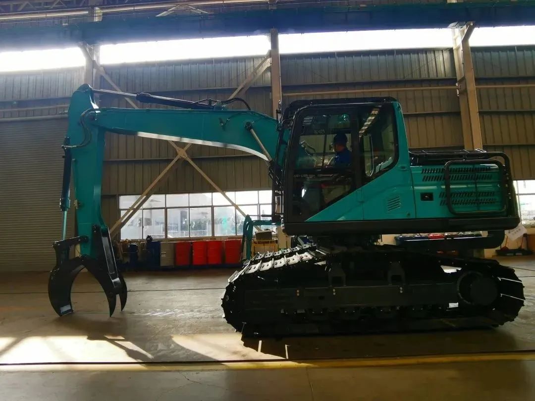 翻山越岭，，，，称霸“武林”！云顶国际yd888智能首款中型林业挖掘机乐成下线