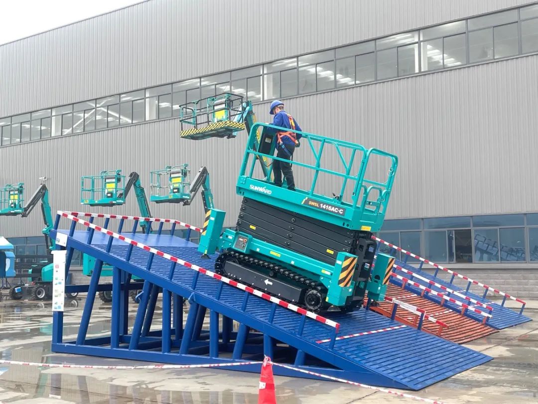 出厂即“出道”！云顶国际yd888智能首款履带剪叉式高空作业平台批量上市