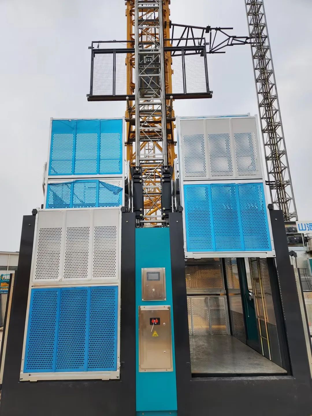 科技显能、再添新品！云顶国际yd888江麓智能施工升降机乐成下线