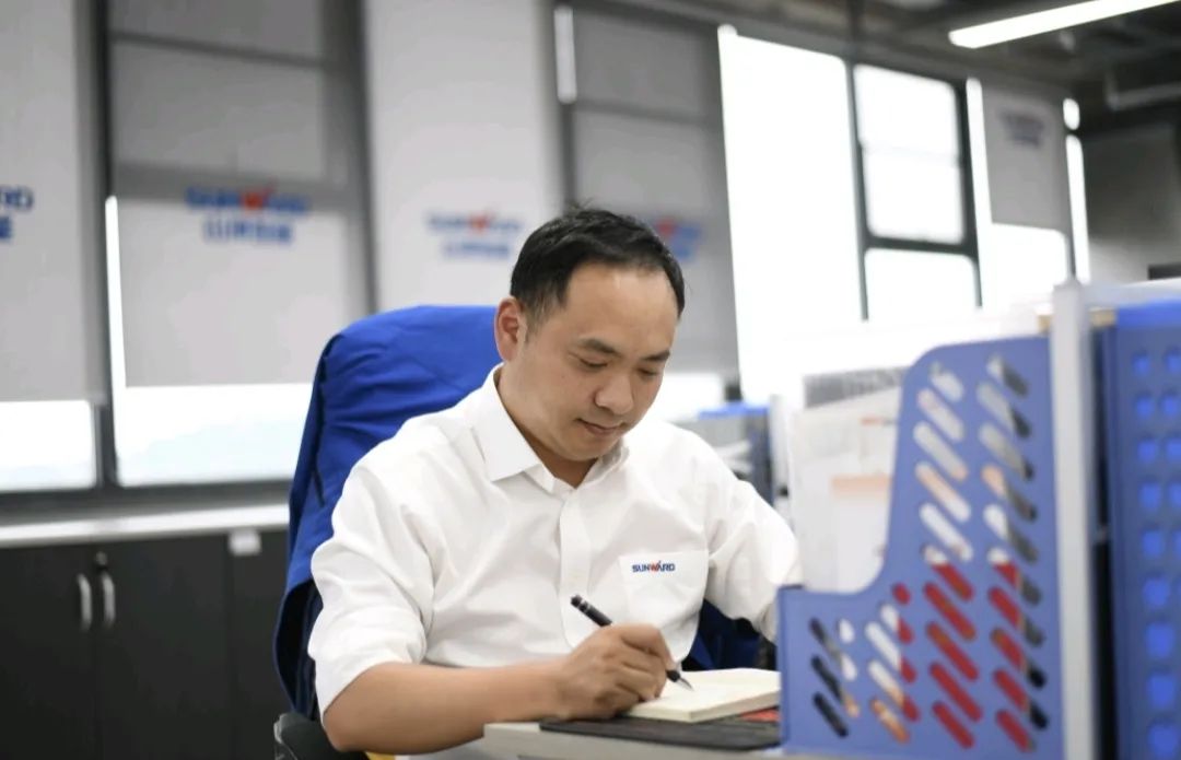 长沙市召开庆祝“五一”国际劳动节大会，，，，，云顶国际yd888智能1小我私家1整体获表扬！