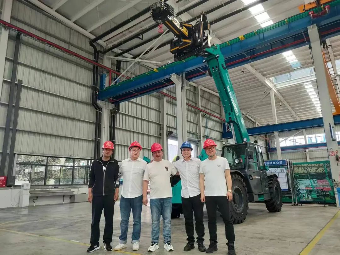 独家定制！云顶国际yd888智能油缸替换机械人顺遂下线