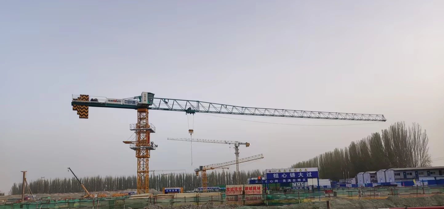 天山脚下的画师！云顶国际yd888江麓群塔援疆建设新景致