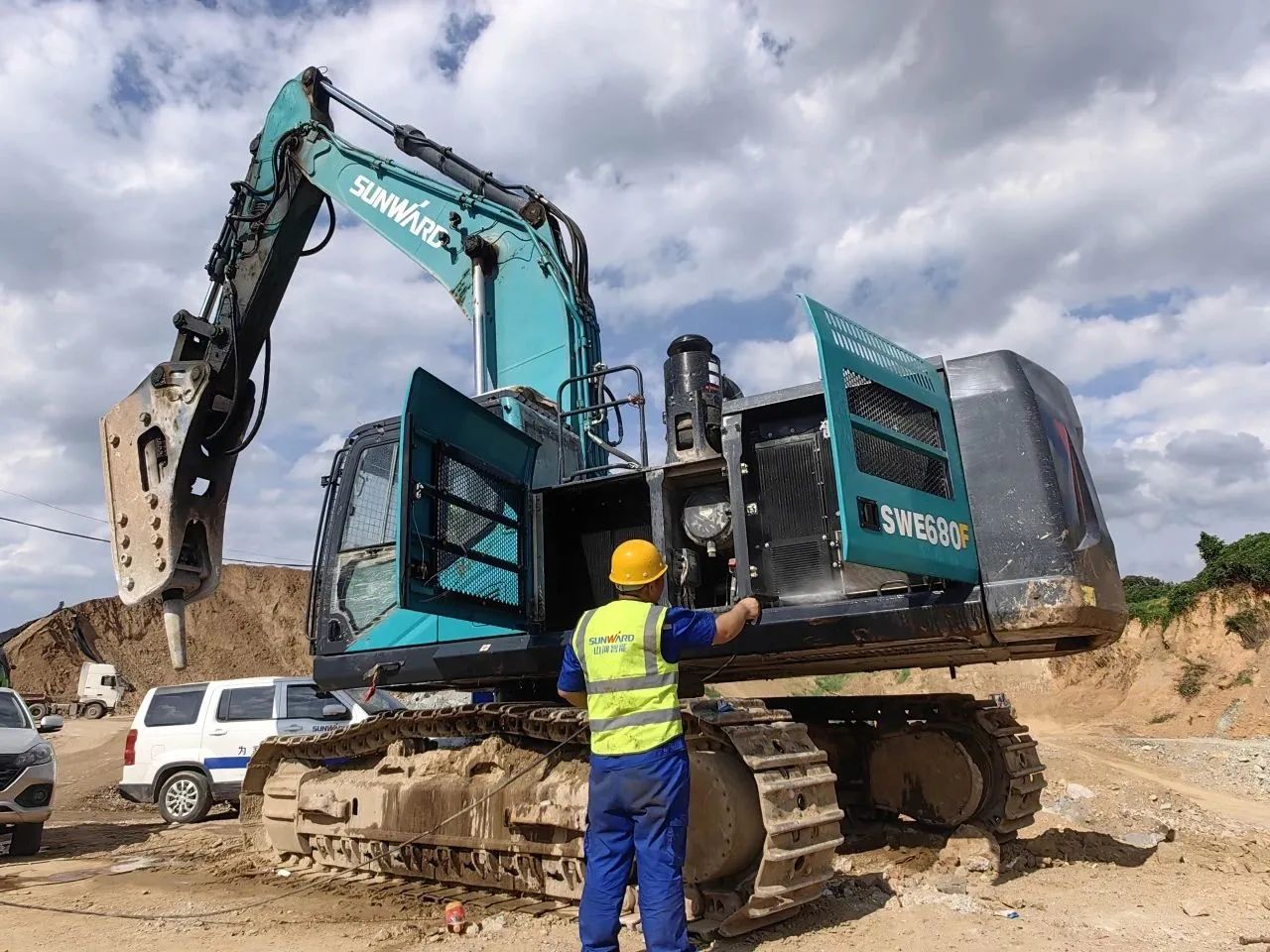 步履一直，，，，，，效劳不止！云顶国际yd888智能挖掘机效劳万里行火热举行中