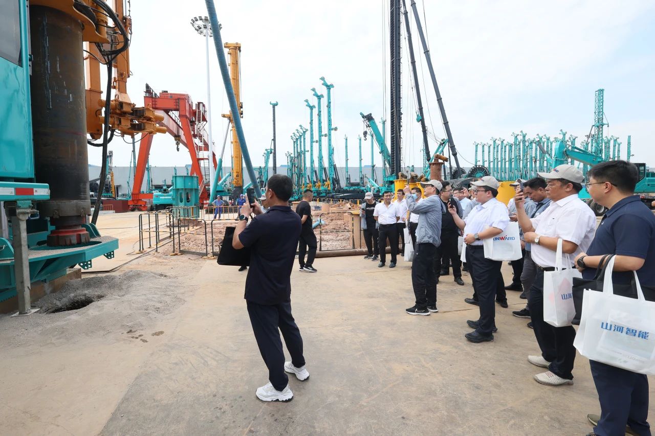 云顶国际yd888智能全球首创深井套管车载钻机下线宣布