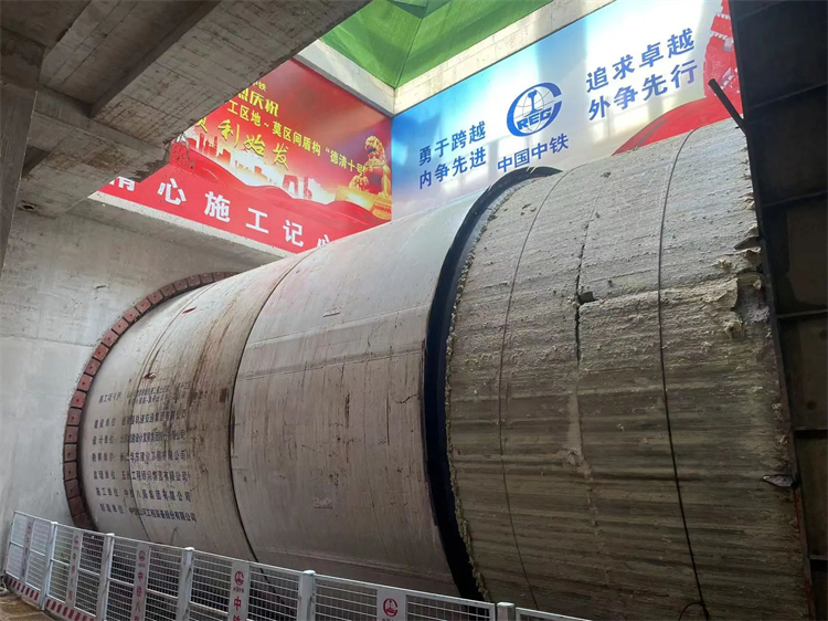 首战华东市。。。≈刑贫ス蕐d888杭德市域铁路工程地莫区间左线盾构机顺遂始发