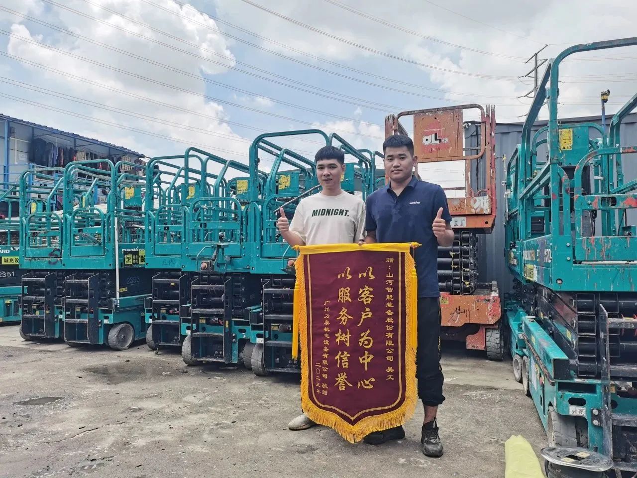 品质云顶国际yd888，，，，，专心折务！云顶国际yd888智能高空机械效劳万里行走进华南