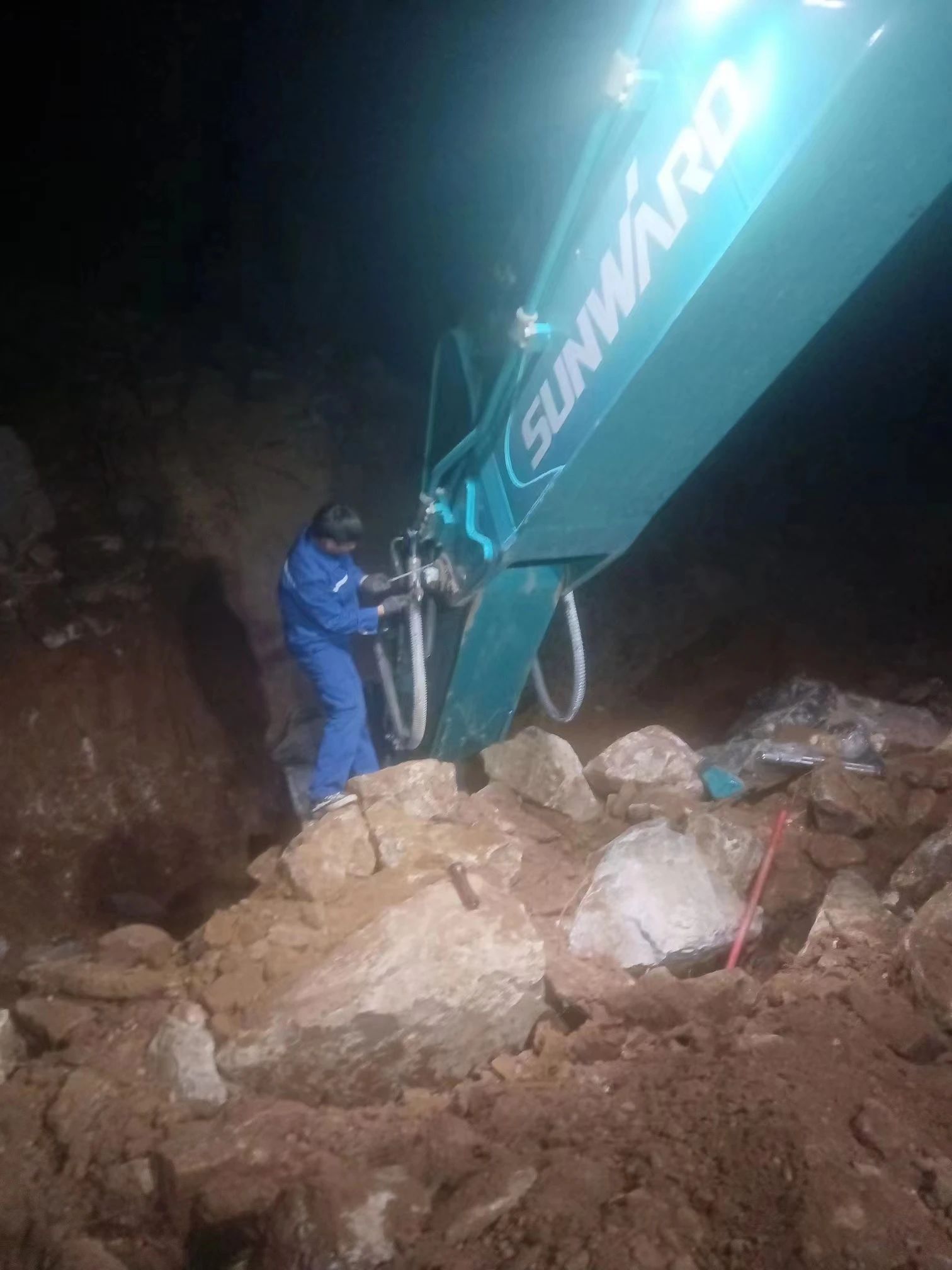 一线“热”闻 | 专业售后，，，，，，专心折务！云顶国际yd888智能挖掘机效劳万里行一直在路上