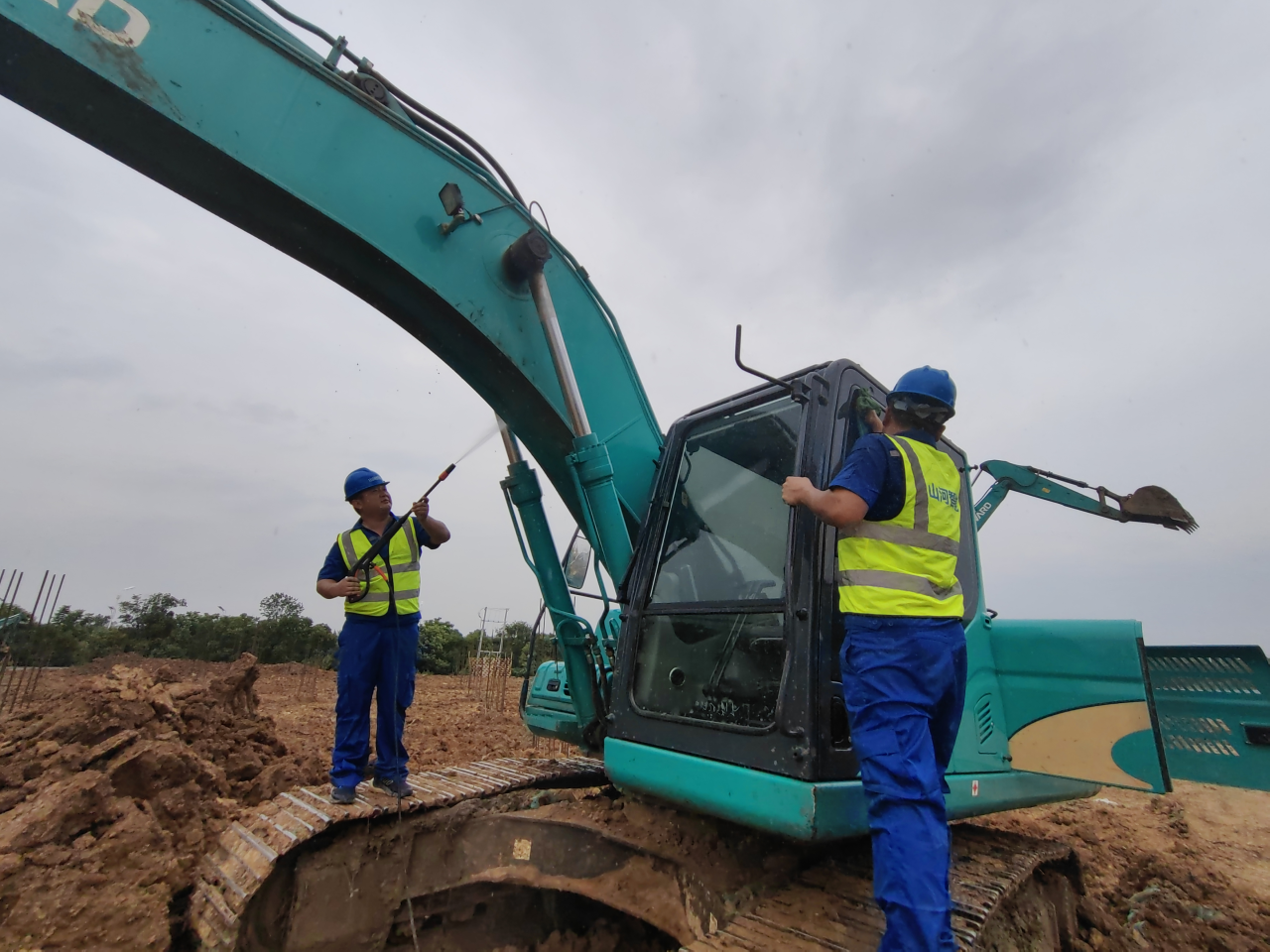 一线“热”闻 | 专业售后，，，，，，专心折务！云顶国际yd888智能挖掘机效劳万里行一直在路上