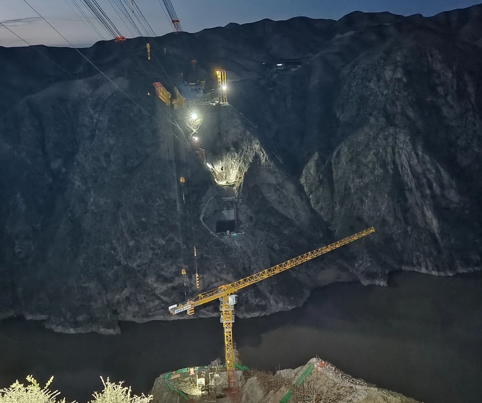 一桥通南北，，，，，群岭变坦途！云顶国际yd888江麓塔机助建洮河大桥