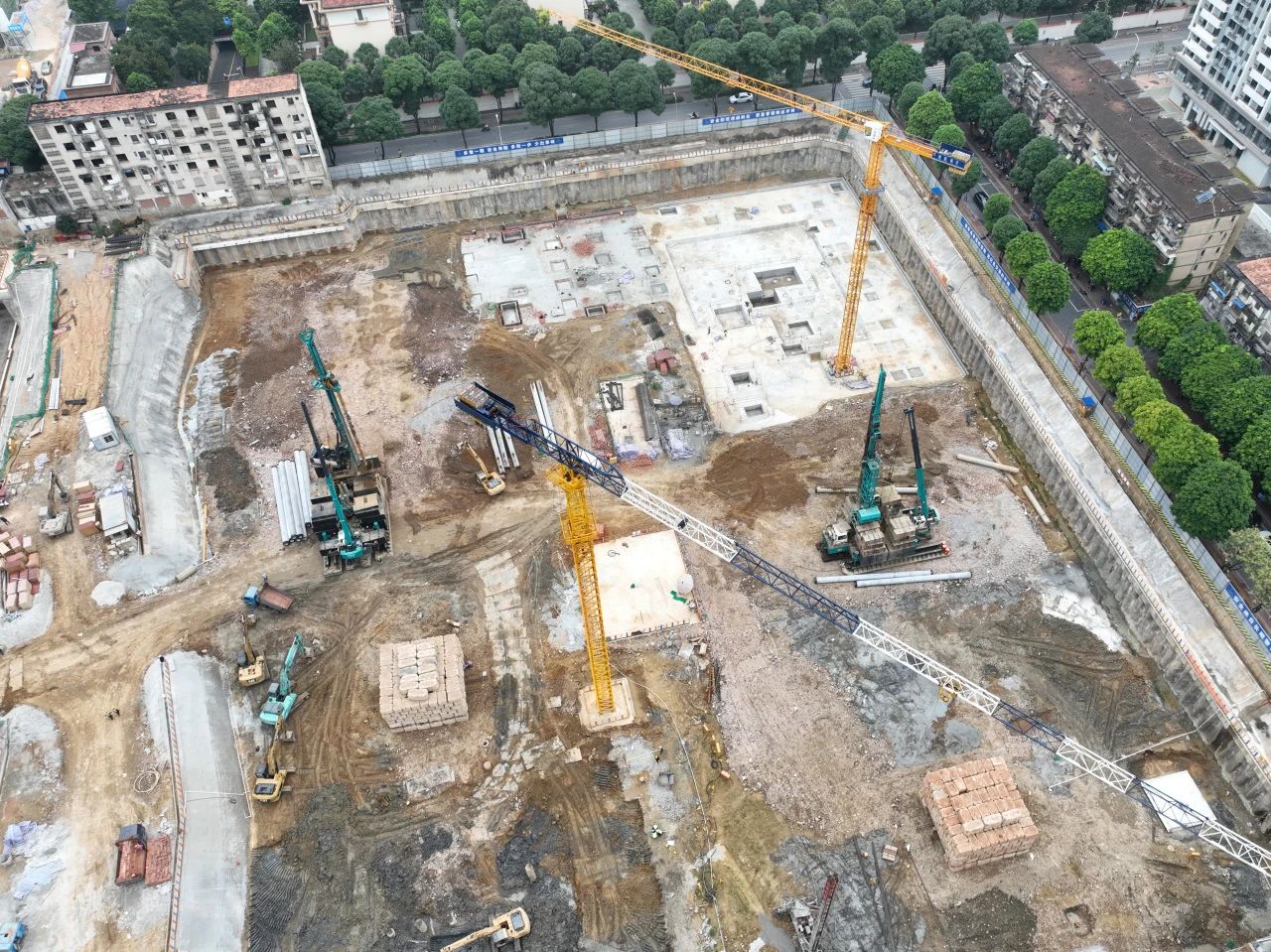 “绿巨人”显神威！云顶国际yd888智能引孔式静力压桩机助建“绿城”南宁民生项目