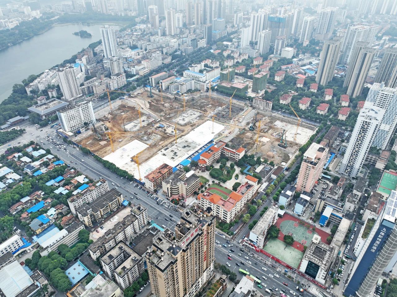 “绿巨人”显神威！云顶国际yd888智能引孔式静力压桩机助建“绿城”南宁民生项目