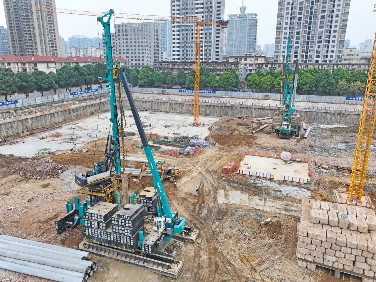 “绿巨人”显神威！云顶国际yd888智能引孔式静力压桩机助建“绿城”南宁民生项目