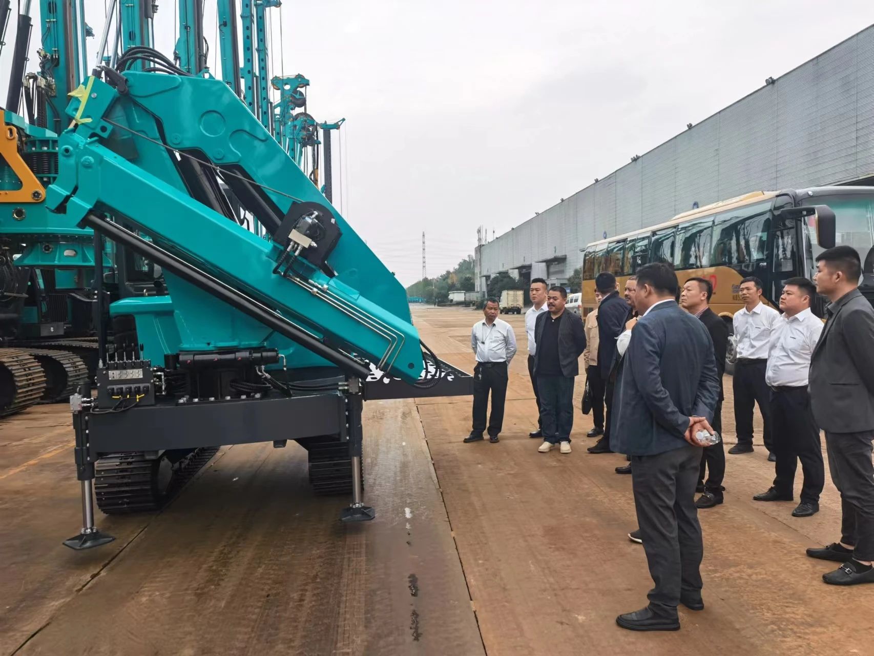 行业严冬现暖阳！现场签购20台旋挖钻机，，，，云顶国际yd888智能携手湖南骏牛助力国家电网项目建设