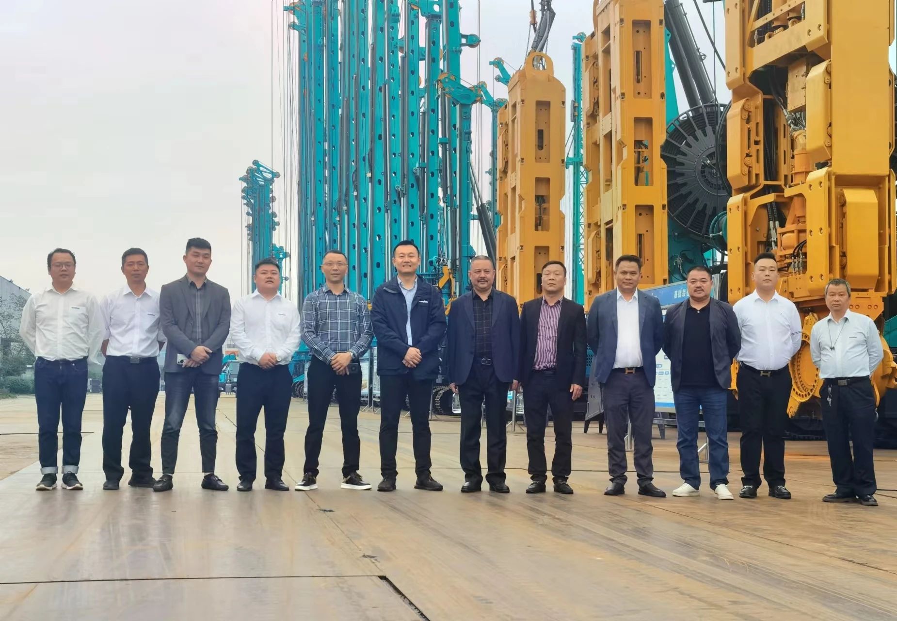 行业严冬现暖阳！现场签购20台旋挖钻机，，，，云顶国际yd888智能携手湖南骏牛助力国家电网项目建设