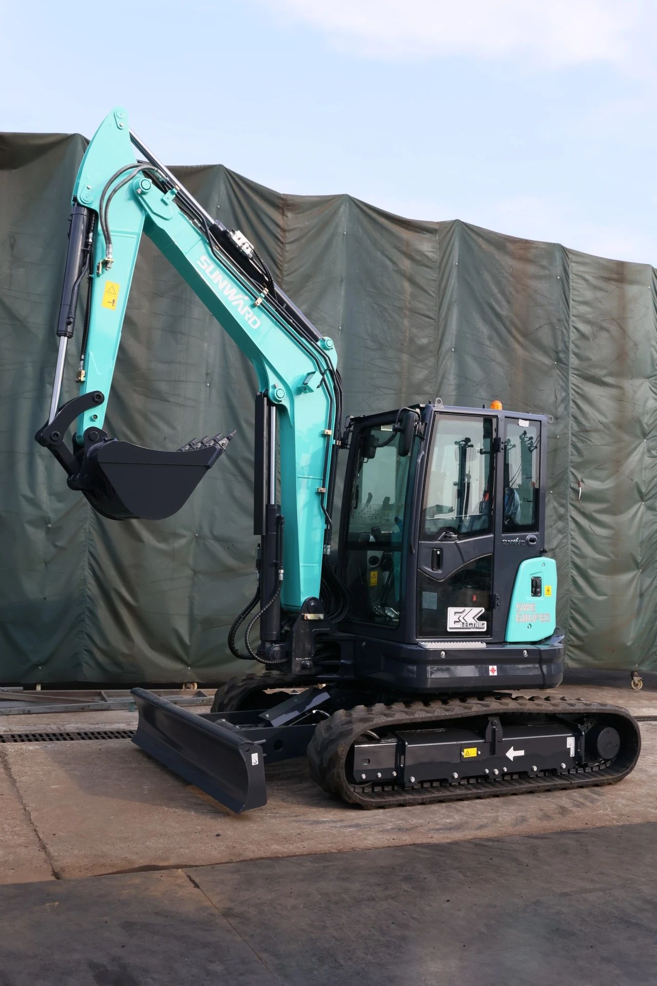 绿色上新！云顶国际yd888智能SWE60UFED纯电动无尾挖掘机乐成下线