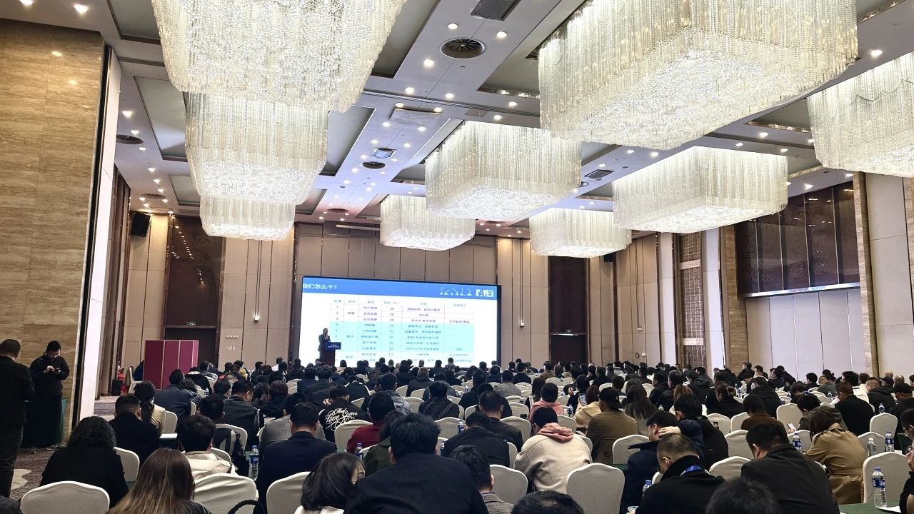 “爆品”来袭，，，，签简单直！ 云顶国际yd888智能艳服亮相第八届天下高空作业平台租赁大会