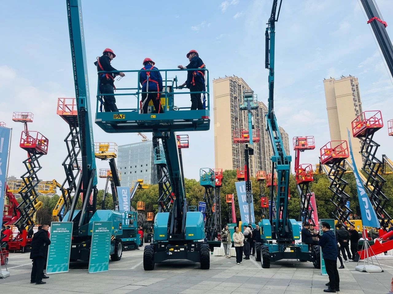 “爆品”来袭，，，，签简单直！ 云顶国际yd888智能艳服亮相第八届天下高空作业平台租赁大会