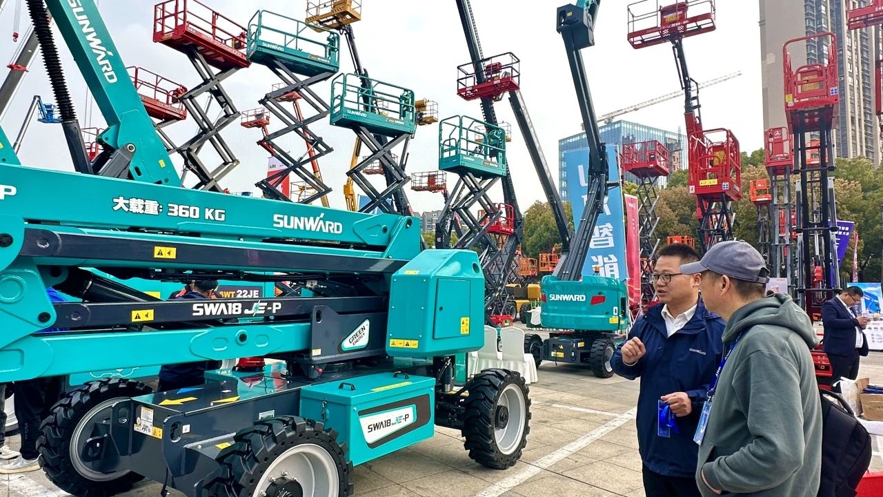 “爆品”来袭，，，，签简单直！ 云顶国际yd888智能艳服亮相第八届天下高空作业平台租赁大会