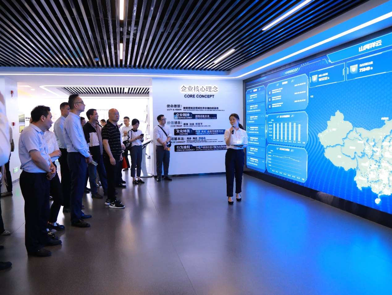 湘潭市工信局带队莅临云顶国际yd888智能开展智能制造现场观摩交流活动