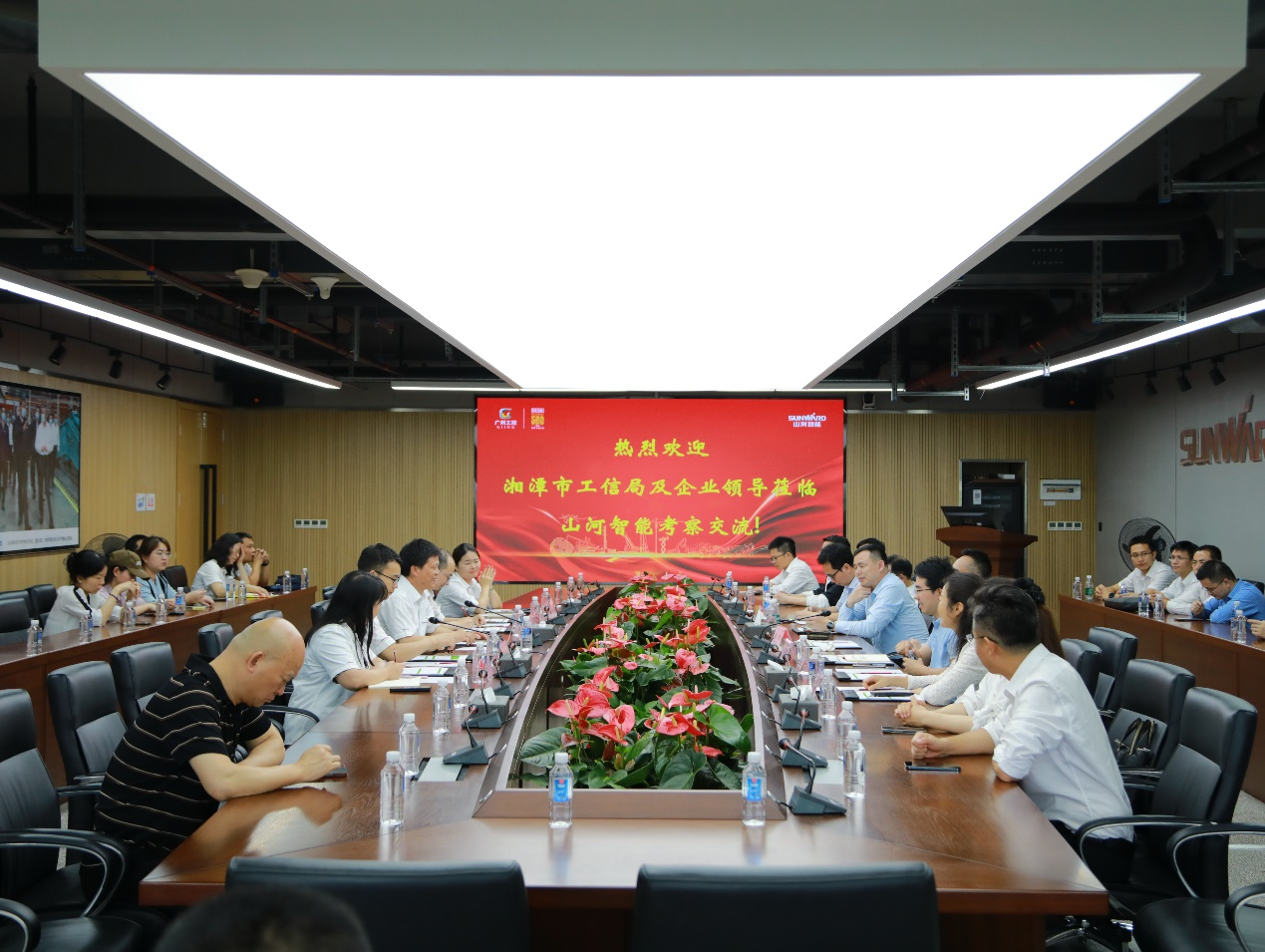 湘潭市工信局带队莅临云顶国际yd888智能开展智能制造现场观摩交流活动