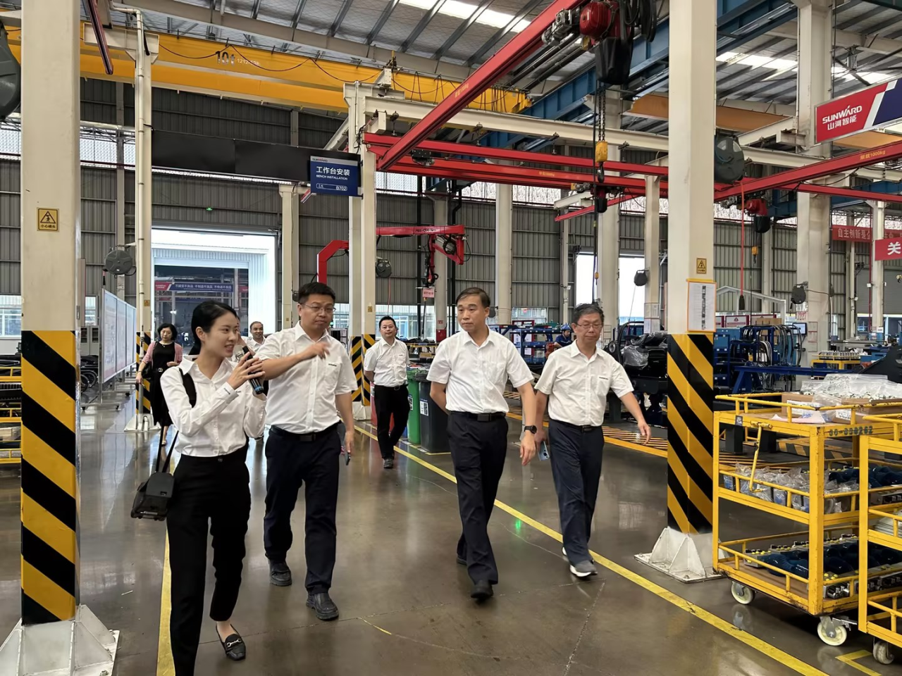 深化交流相助！广州港李明忠副总司理率队莅临云顶国际yd888智能考察交流！